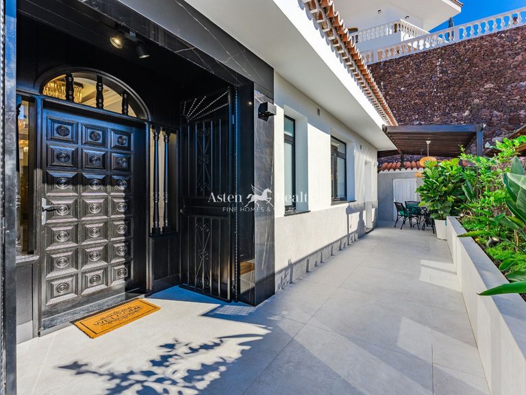 Villa for Sale in San Eugenio Alto, Tenerife 7
