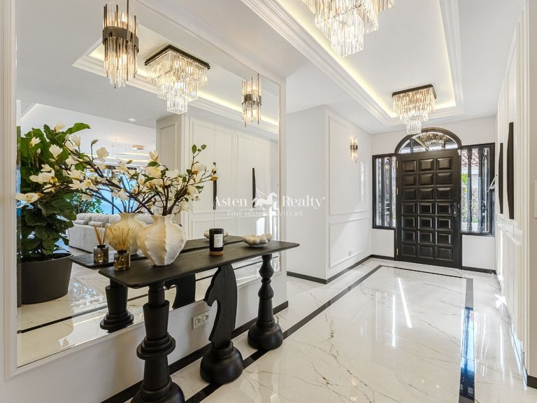 Villa for Sale in San Eugenio Alto, Tenerife 1