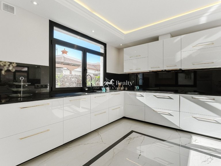 Villa for Sale in San Eugenio Alto, Tenerife 36