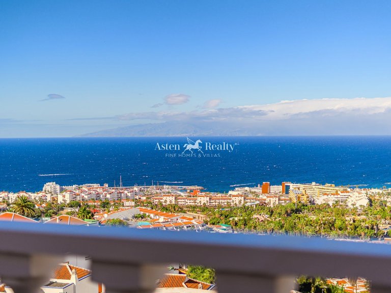 Villa for Sale in San Eugenio Alto, Tenerife 1