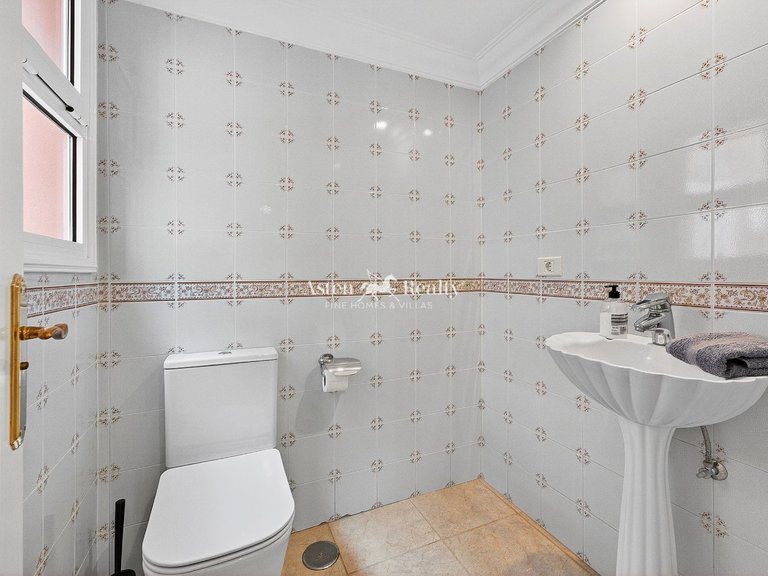 Villa for Sale in San Eugenio Bajo, Tenerife 21