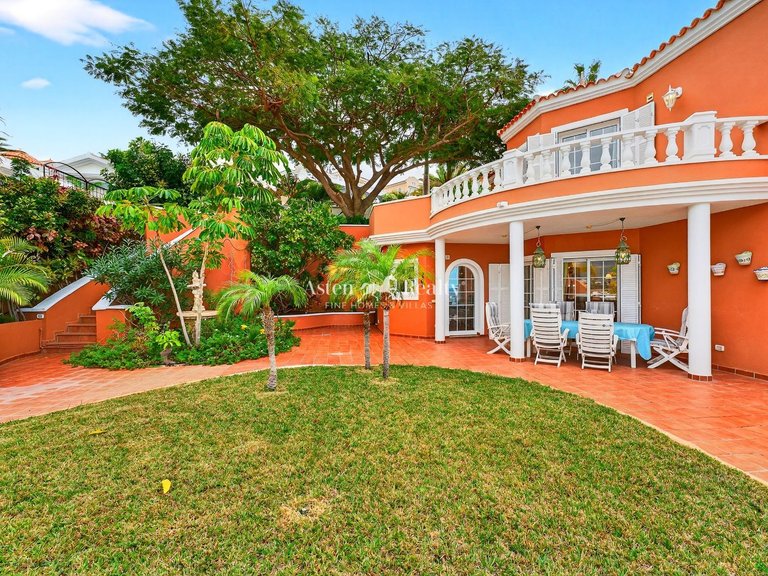 Villa for Sale in San Eugenio Bajo, Tenerife 5