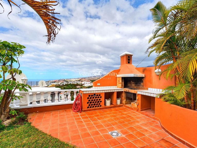Villa for Sale in San Eugenio Bajo, Tenerife 6