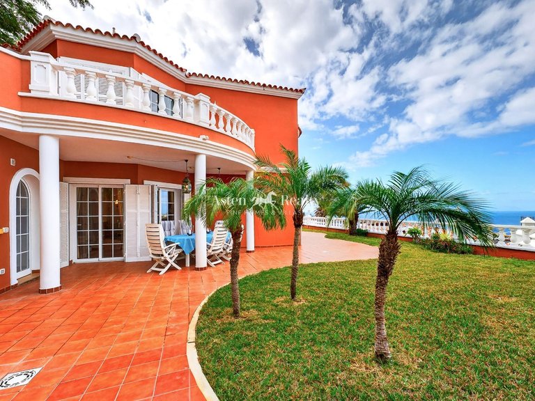Villa for Sale in San Eugenio Bajo, Tenerife 4