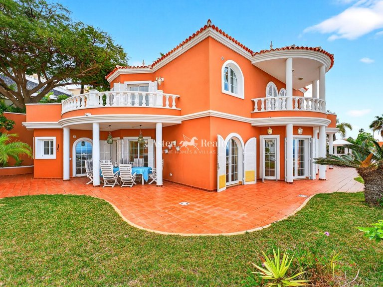 Villa for Sale in San Eugenio Bajo, Tenerife 3