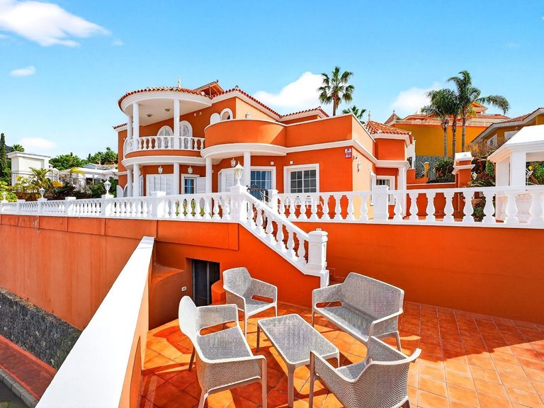 Villa for Sale in San Eugenio Bajo, Tenerife 7