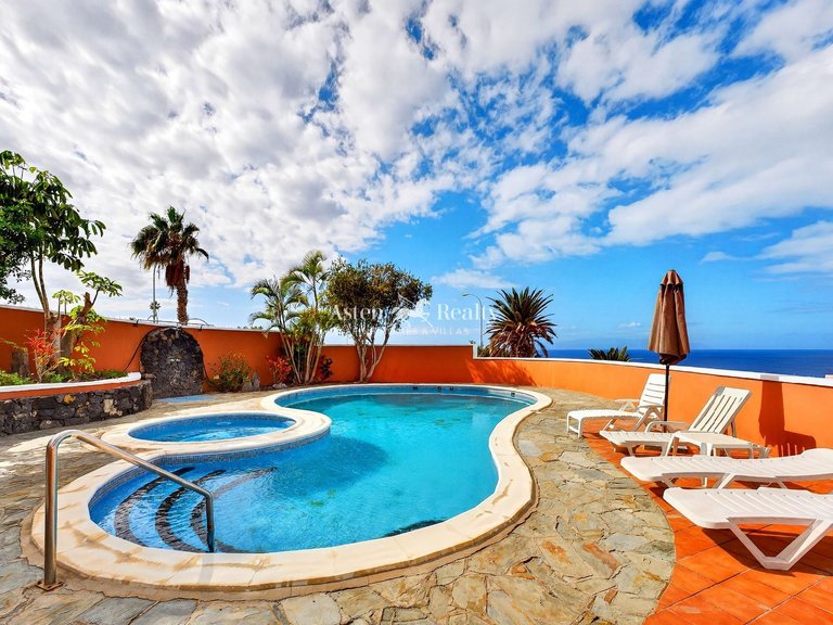 Villa for Sale in San Eugenio Bajo, Tenerife 10