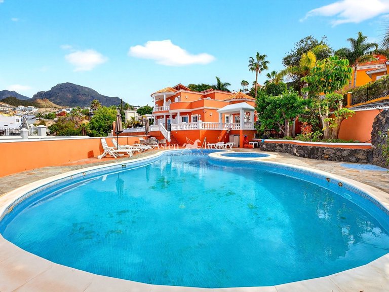 Villa for Sale in San Eugenio Bajo, Tenerife 2