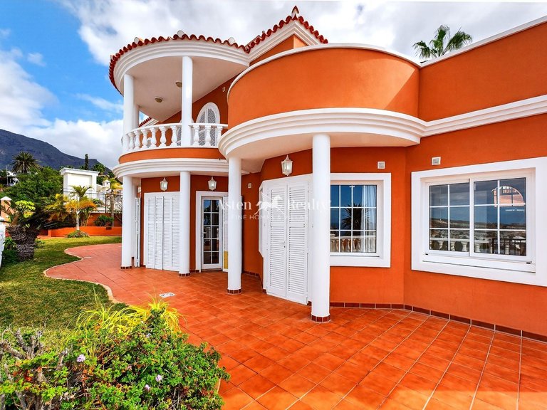 Villa for Sale in San Eugenio Bajo, Tenerife 8