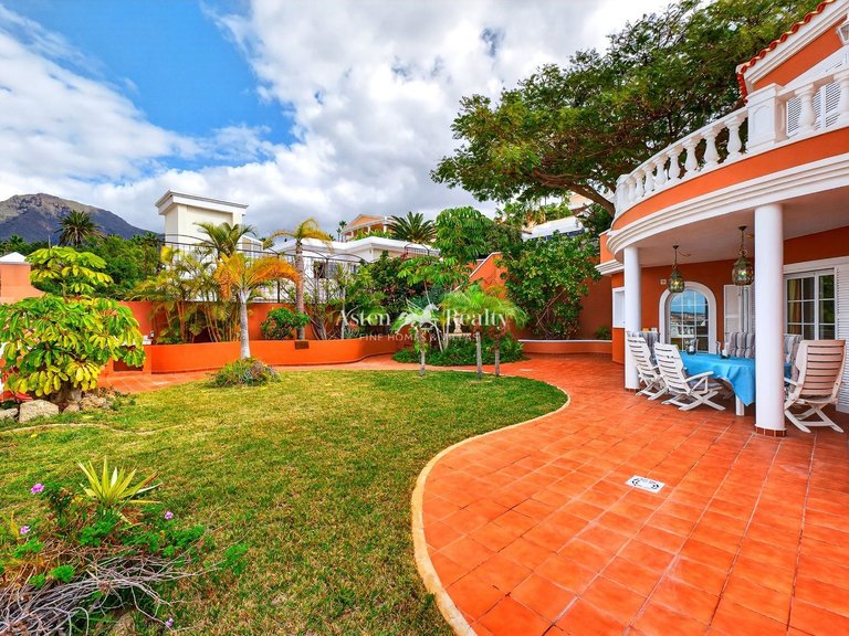 Villa for Sale in San Eugenio Bajo, Tenerife 9