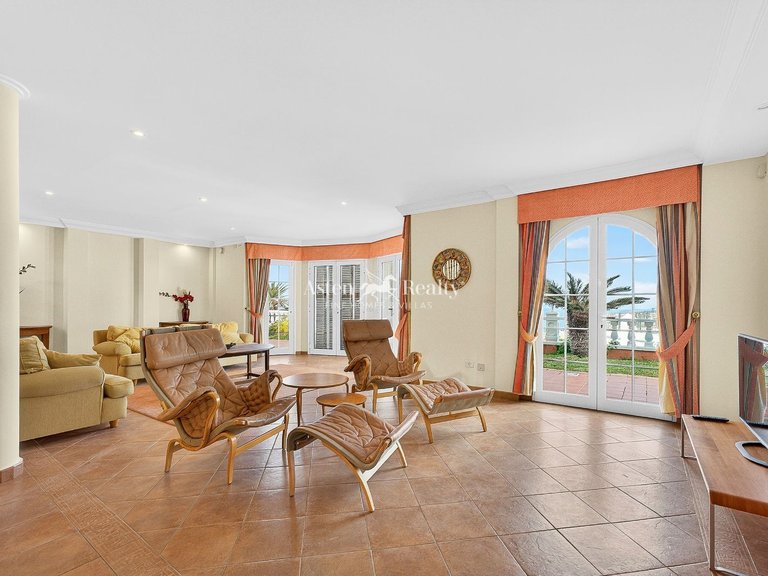 Villa for Sale in San Eugenio Bajo, Tenerife 13