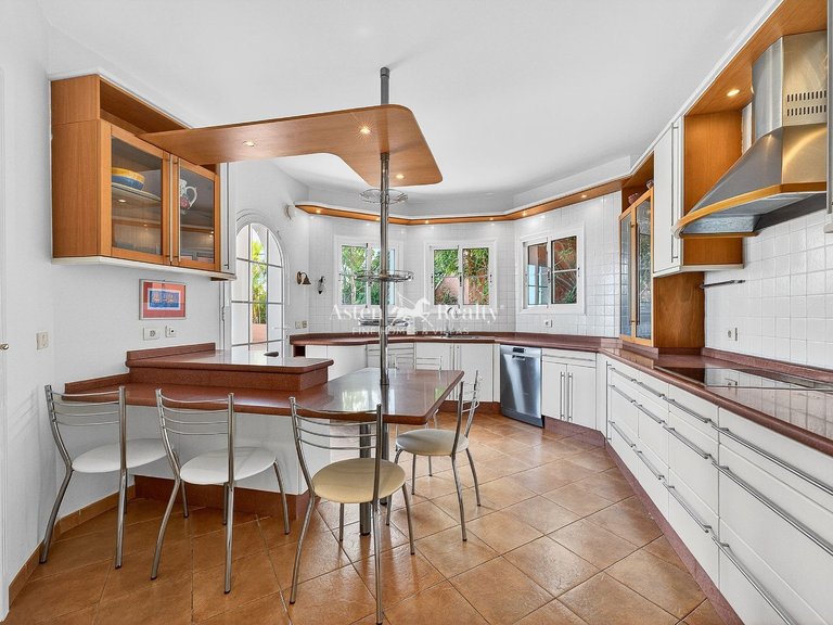 Villa for Sale in San Eugenio Bajo, Tenerife 16