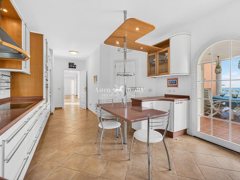 Villa for Sale in San Eugenio Bajo, Tenerife 17