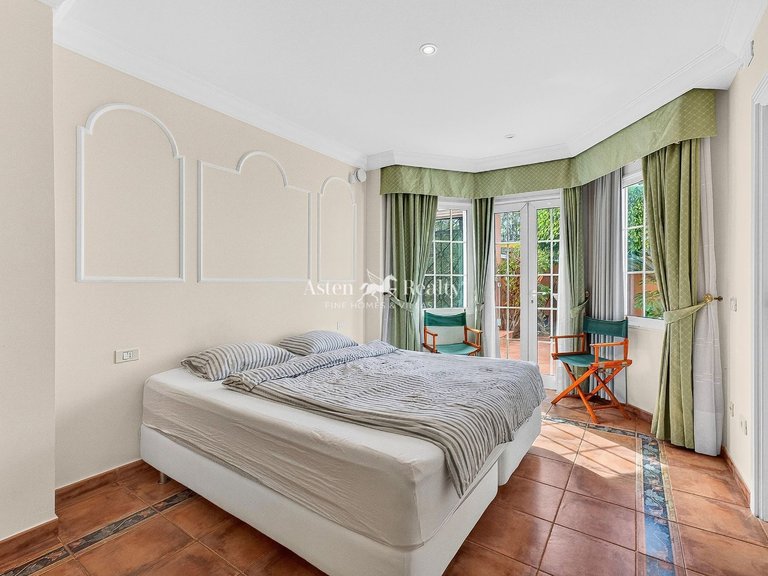 Villa for Sale in San Eugenio Bajo, Tenerife 18