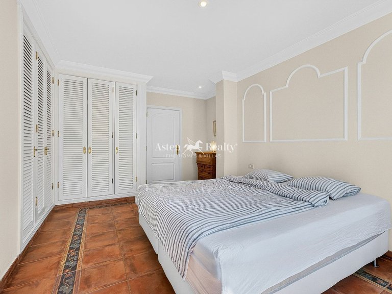 Villa for Sale in San Eugenio Bajo, Tenerife 19