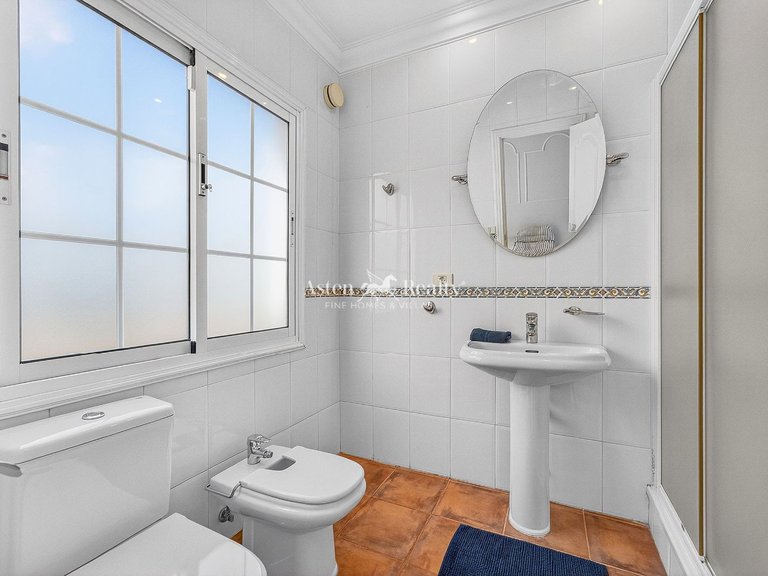 Villa for Sale in San Eugenio Bajo, Tenerife 22