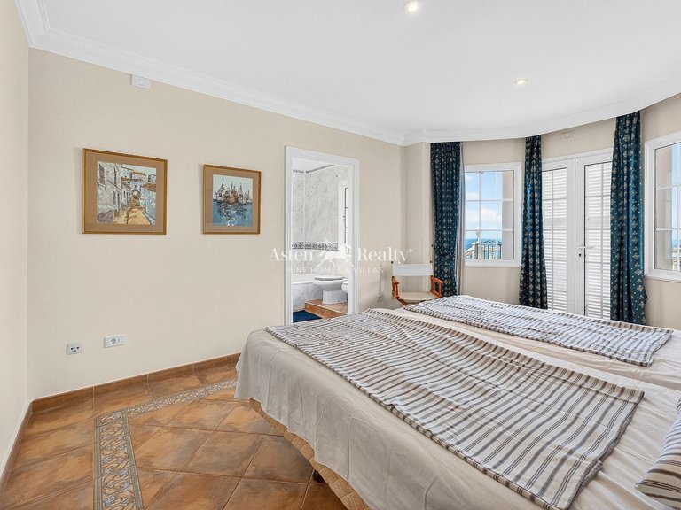 Villa for Sale in San Eugenio Bajo, Tenerife 24