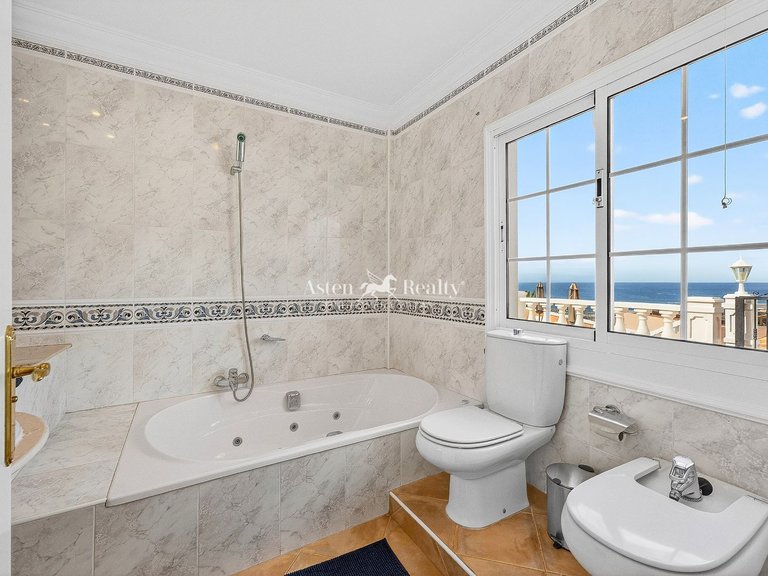 Villa for Sale in San Eugenio Bajo, Tenerife 25