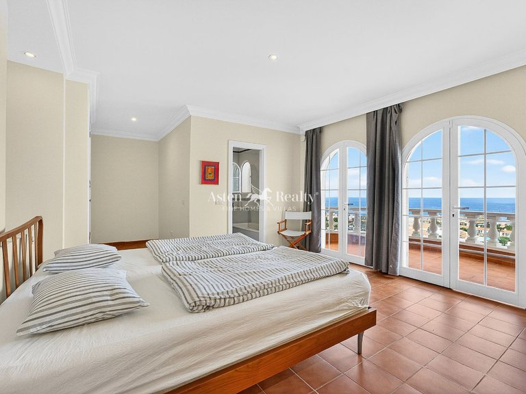 Villa for Sale in San Eugenio Bajo, Tenerife 28