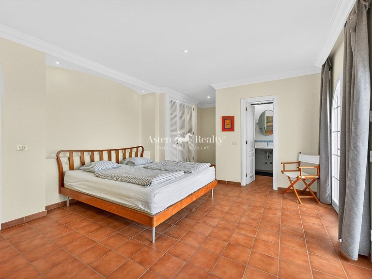 Villa for Sale in San Eugenio Bajo, Tenerife 29