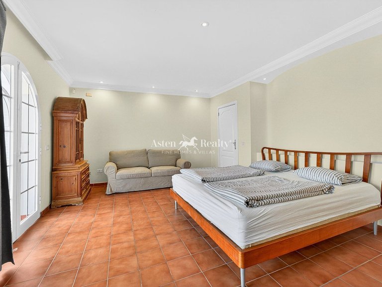 Villa for Sale in San Eugenio Bajo, Tenerife 30