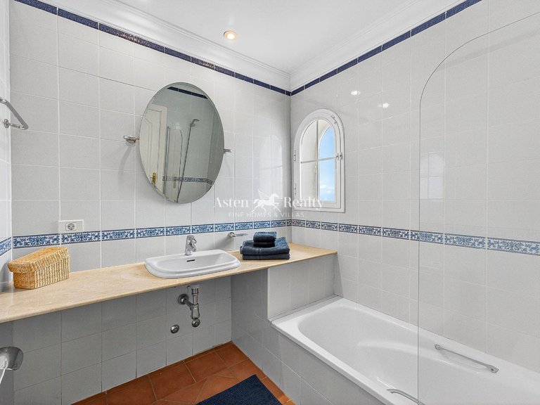 Villa for Sale in San Eugenio Bajo, Tenerife 31