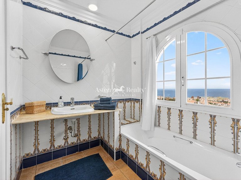 Villa for Sale in San Eugenio Bajo, Tenerife 35