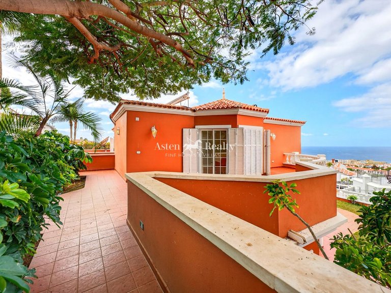 Villa for Sale in San Eugenio Bajo, Tenerife 36