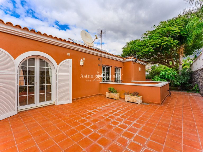 Villa for Sale in San Eugenio Bajo, Tenerife 38