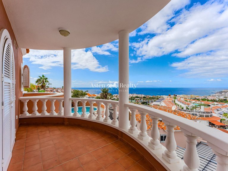 Villa for Sale in San Eugenio Bajo, Tenerife 39