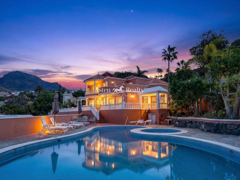 Villa for Sale in San Eugenio Bajo, Tenerife 1