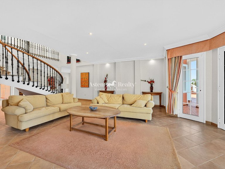 Villa for Sale in San Eugenio Bajo, Tenerife 11