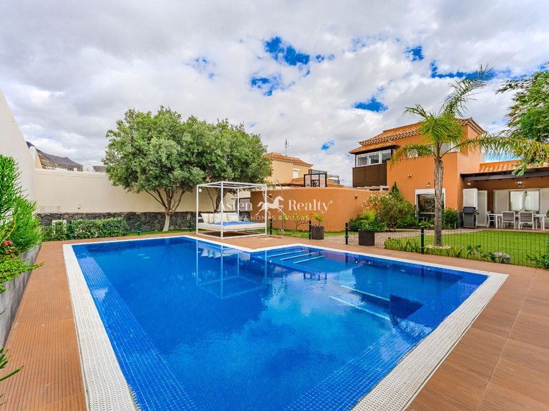 Villa for Sale in Torviscas Alto, Tenerife 1