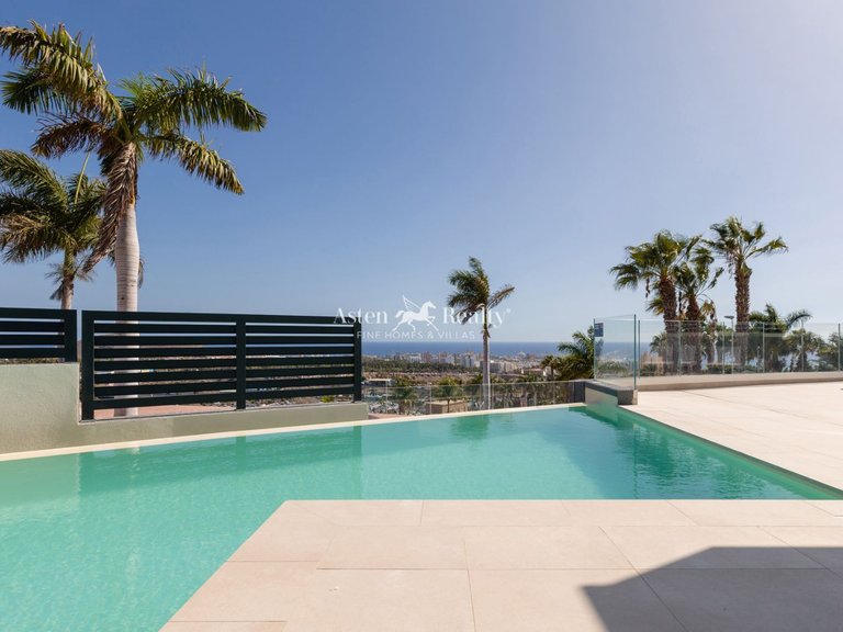 Villa for Sale in San Eugenio Alto, Tenerife 2
