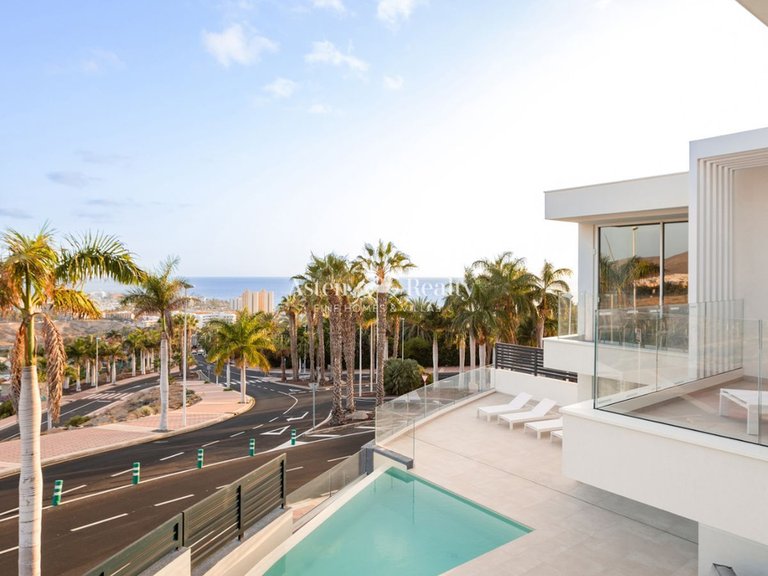 Villa for Sale in San Eugenio Alto, Tenerife 11