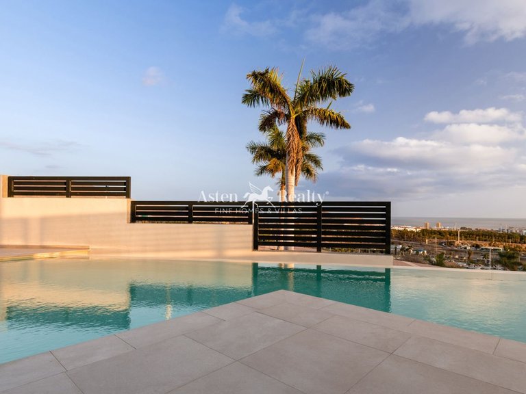 Villa for Sale in San Eugenio Alto, Tenerife 8