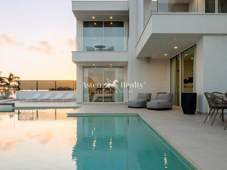 Villa for Sale in San Eugenio Alto, Tenerife 1