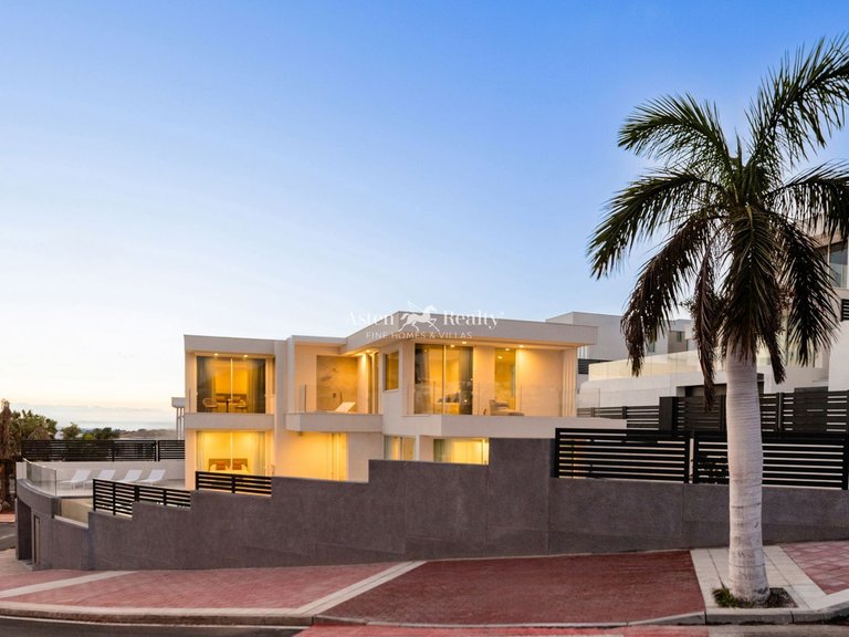 Villa for Sale in San Eugenio Alto, Tenerife 37