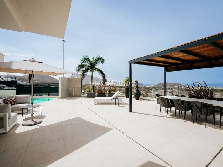 Villa for Sale in San Eugenio Alto, Tenerife 5