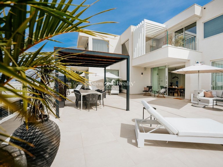 Villa for Sale in San Eugenio Alto, Tenerife 2