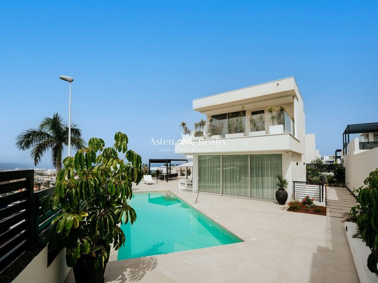 Villa for Sale in San Eugenio Alto, Tenerife 1