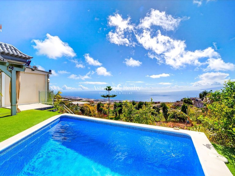 Villa for Sale in Guia De Isora, Tenerife 1