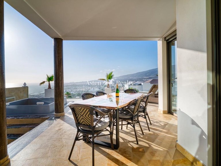 Villa for Sale in San Eugenio Alto, Tenerife 12