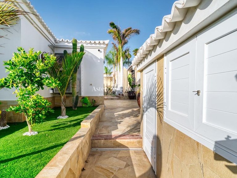 Villa for Sale in San Eugenio Alto, Tenerife 33