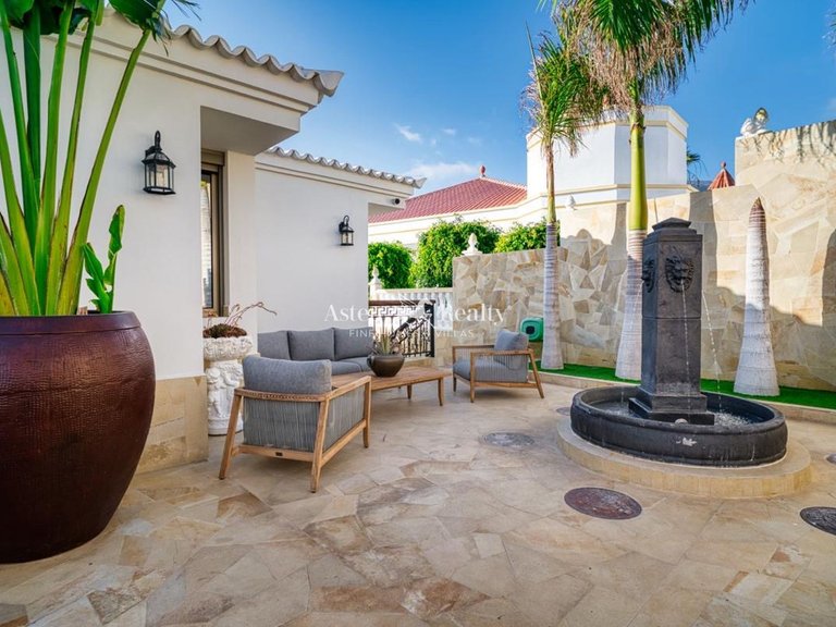 Villa for Sale in San Eugenio Alto, Tenerife 30