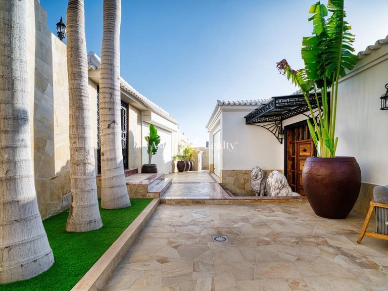 Villa for Sale in San Eugenio Alto, Tenerife 4