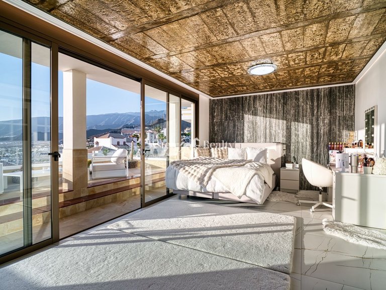 Villa for Sale in San Eugenio Alto, Tenerife 18