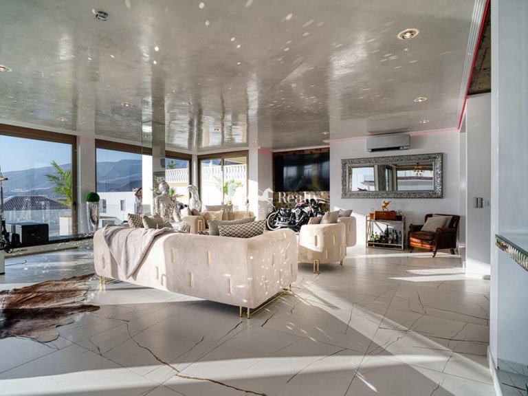 Villa for Sale in San Eugenio Alto, Tenerife 7