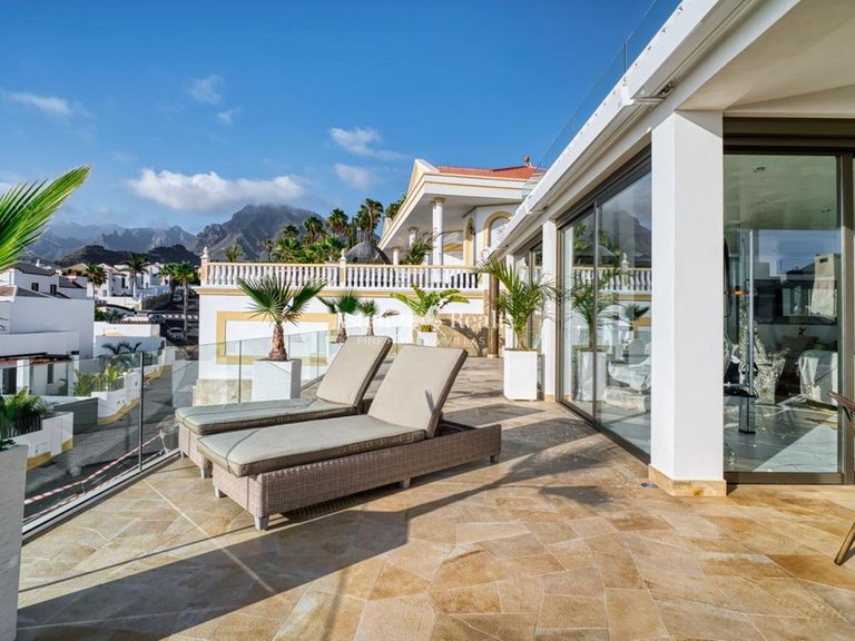 Villa for Sale in San Eugenio Alto, Tenerife 13