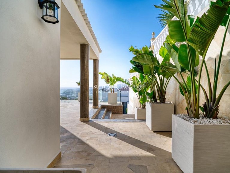 Villa for Sale in San Eugenio Alto, Tenerife 5